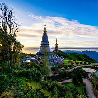 https://www.khaosok.com/wp-content/uploads/2018/11/Doi-Inthanon-National-Park-2000x1333.jpg